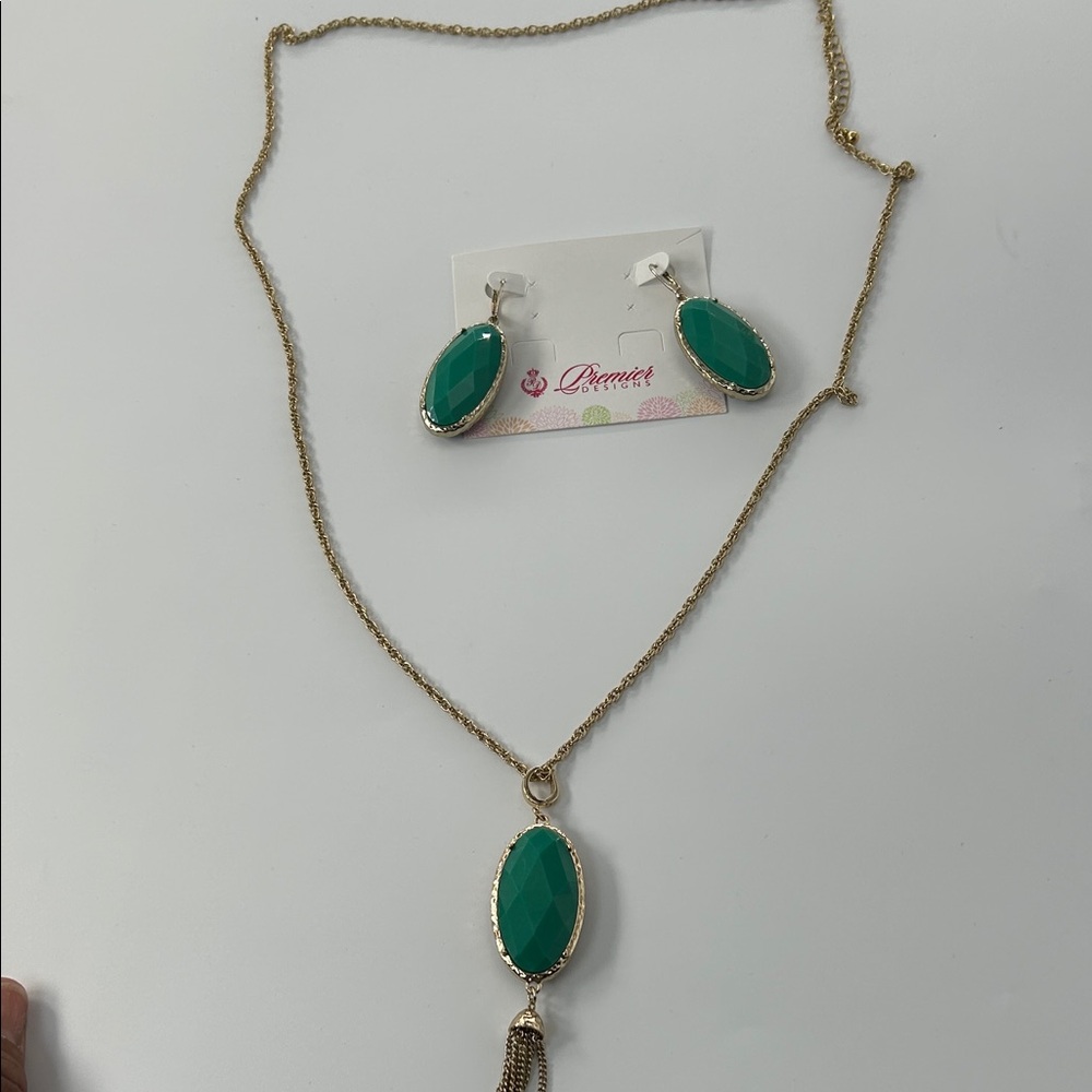 Elegant Green Jewelry Set with Gold Accents